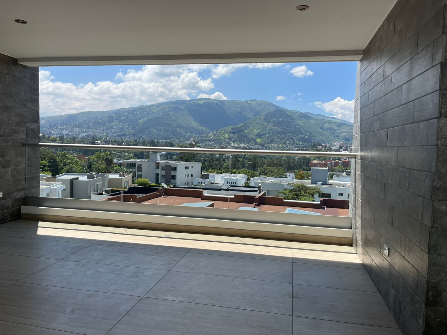 SE VENDE O SE ARRIENDA DEPARTAMENTO SECTOR CUMBAYÁ