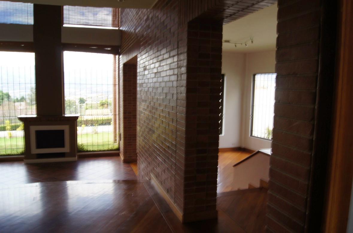 SE VENDE CASA EN CUMBAYÁ
