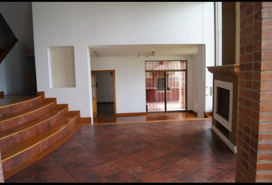 SE VENDE CASA EN CUMBAYÁ