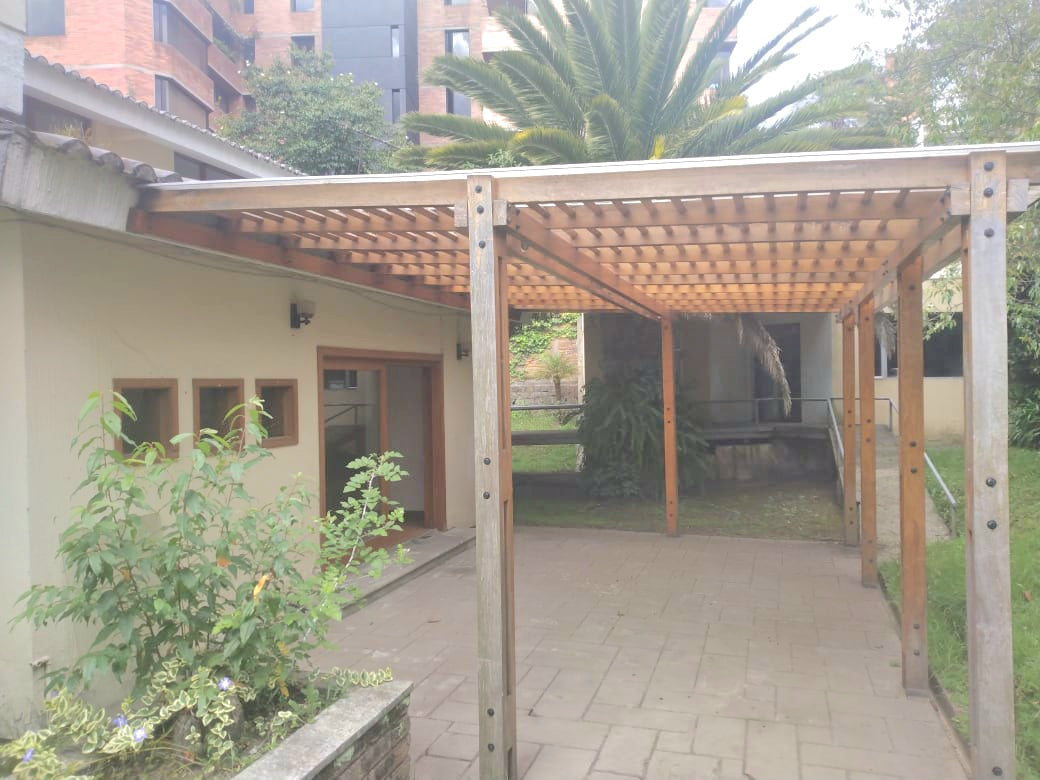 SE ARRIENDA CASA COMERCIAL PARA OFICINAS O NEGOCIO SECTOR WHYMPER.