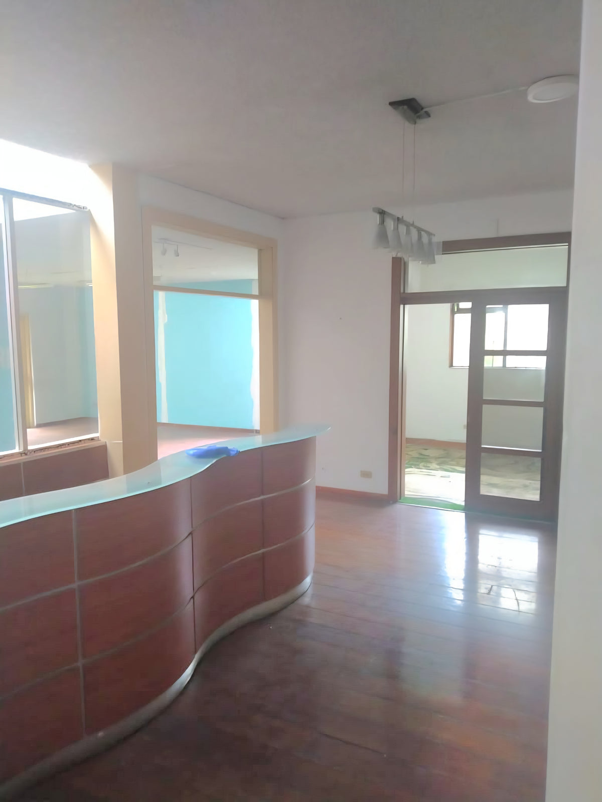SE ARRIENDA CASA COMERCIAL PARA OFICINAS O NEGOCIO SECTOR WHYMPER.