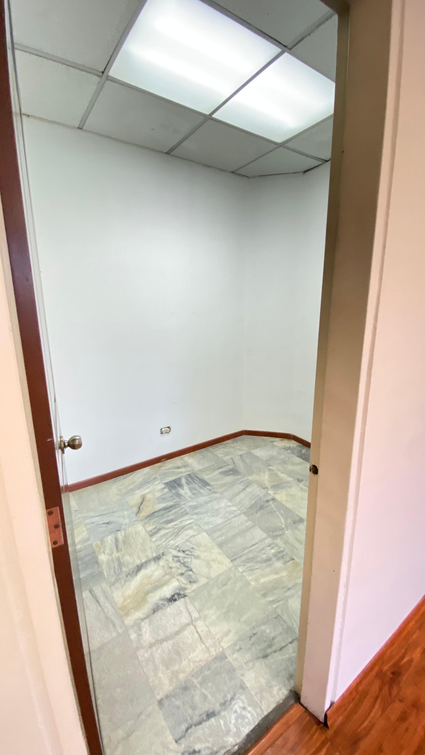 SE ARRIENDA OFICINA SECTOR WHYMPER