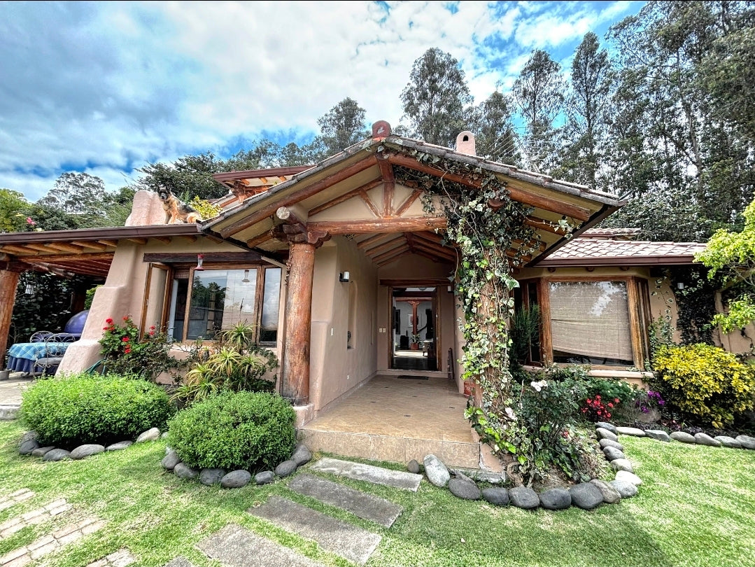 SE VENDE CASA EN NAYON