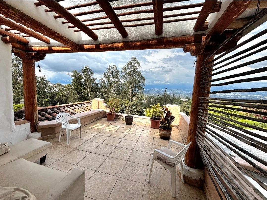 SE VENDE CASA EN NAYON