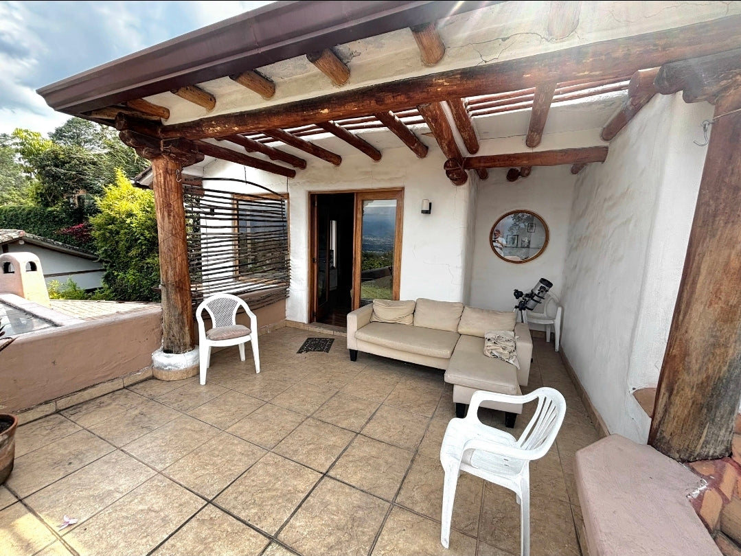 SE VENDE CASA EN NAYON