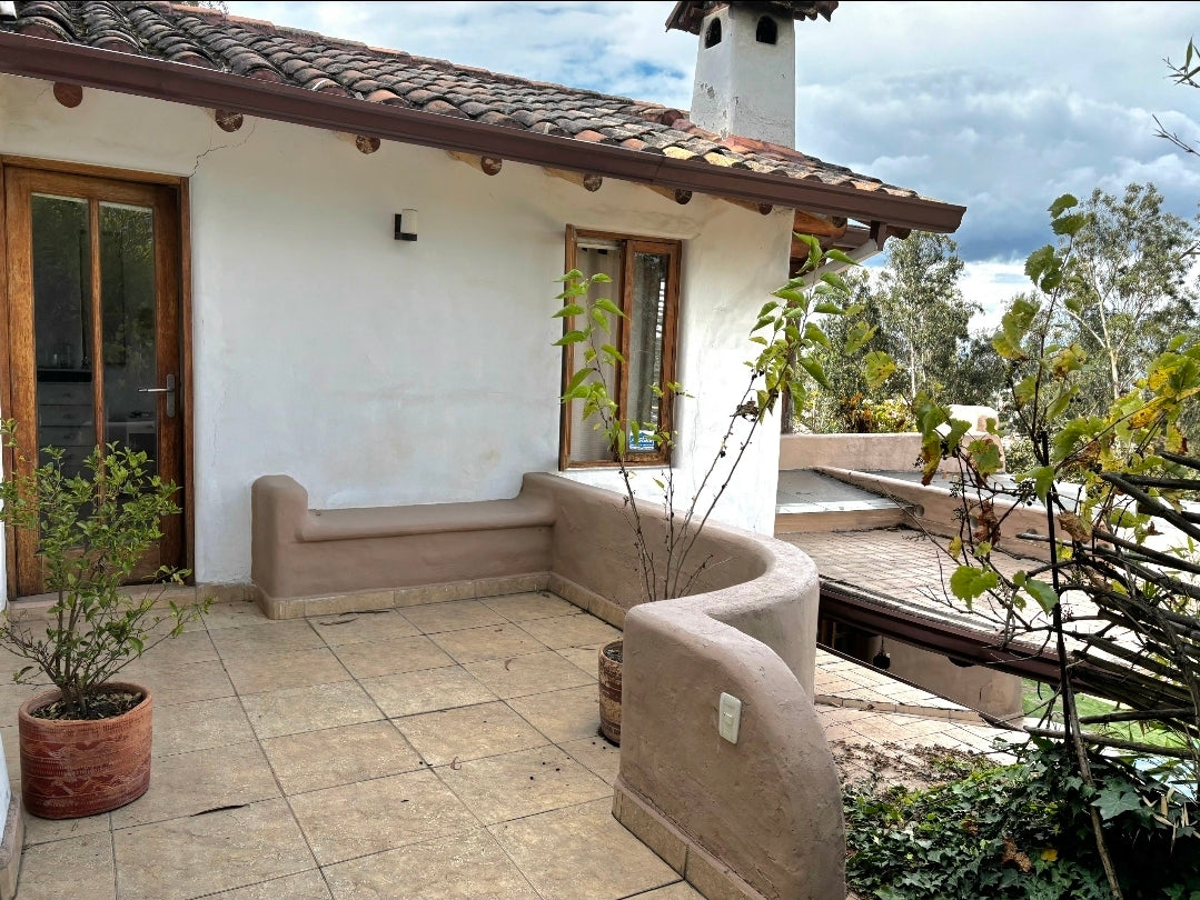 SE VENDE CASA EN NAYON