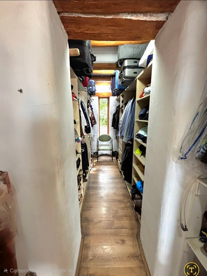 SE VENDE CASA EN NAYON