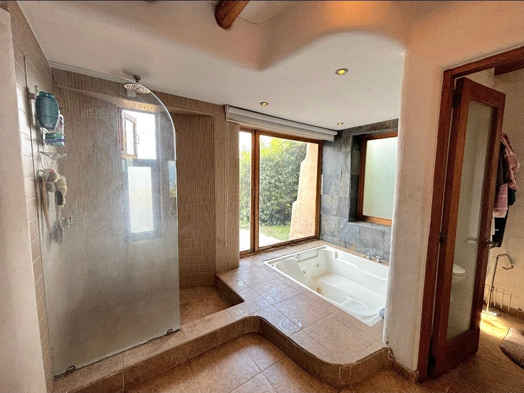SE VENDE CASA EN NAYON