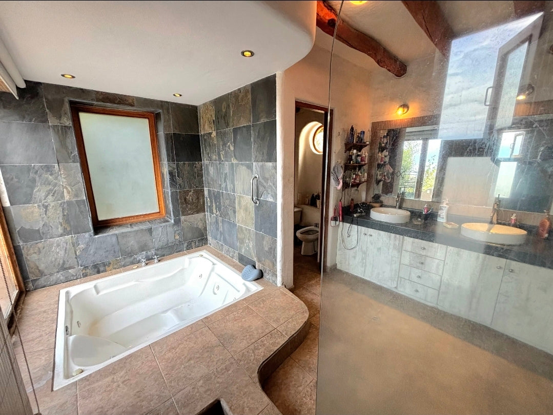 SE VENDE CASA EN NAYON