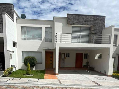 SE VENDE CASA DENTRO DE CONJUNTO SECTOR MONTESERRIN