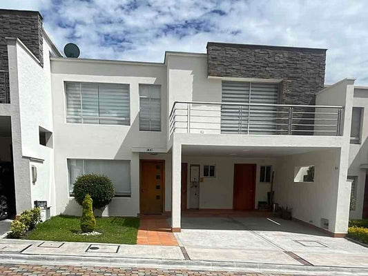 SE VENDE CASA DENTRO DE CONJUNTO SECTOR MONTESERRIN