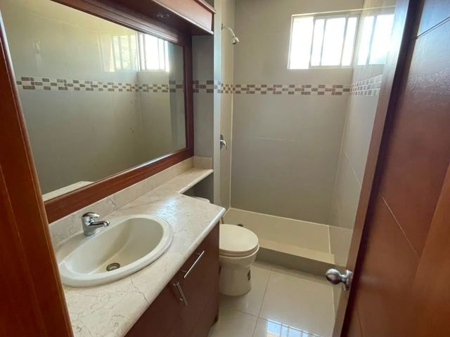 SE VENDE CASA DENTRO DE CONJUNTO SECTOR MONTESERRIN