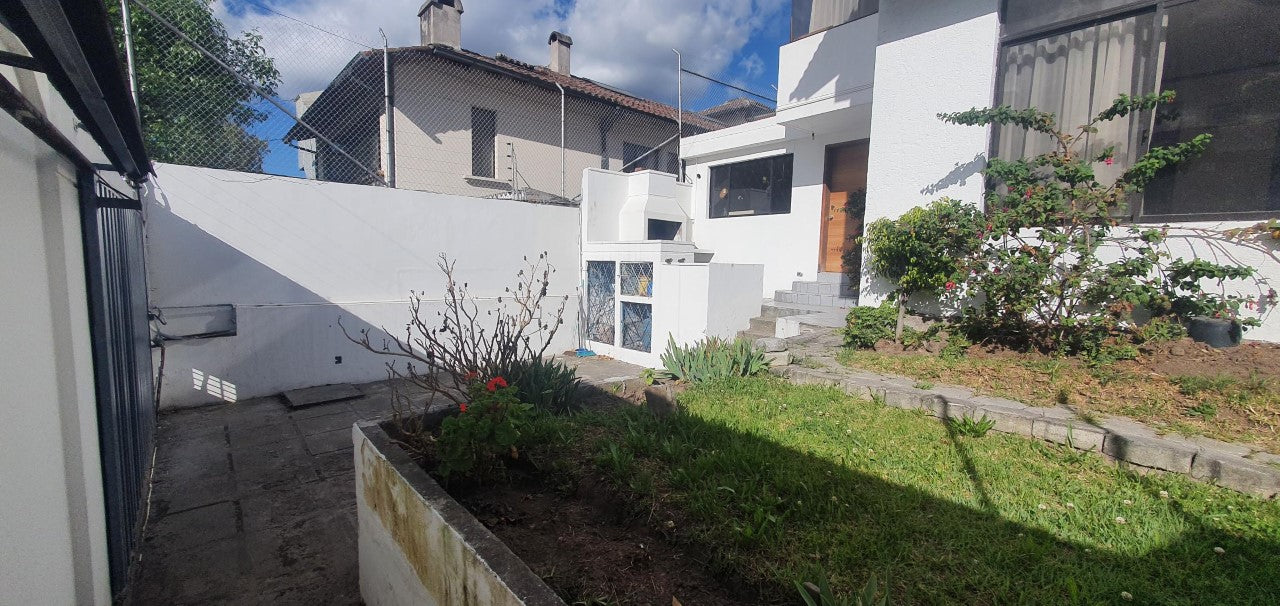 Se Vende Conjunto de 3 Casas Sector Monteserrin Calle Las Malvas