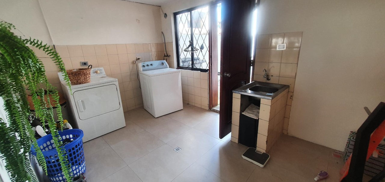 Se Vende Conjunto de 3 Casas Sector Monteserrin Calle Las Malvas