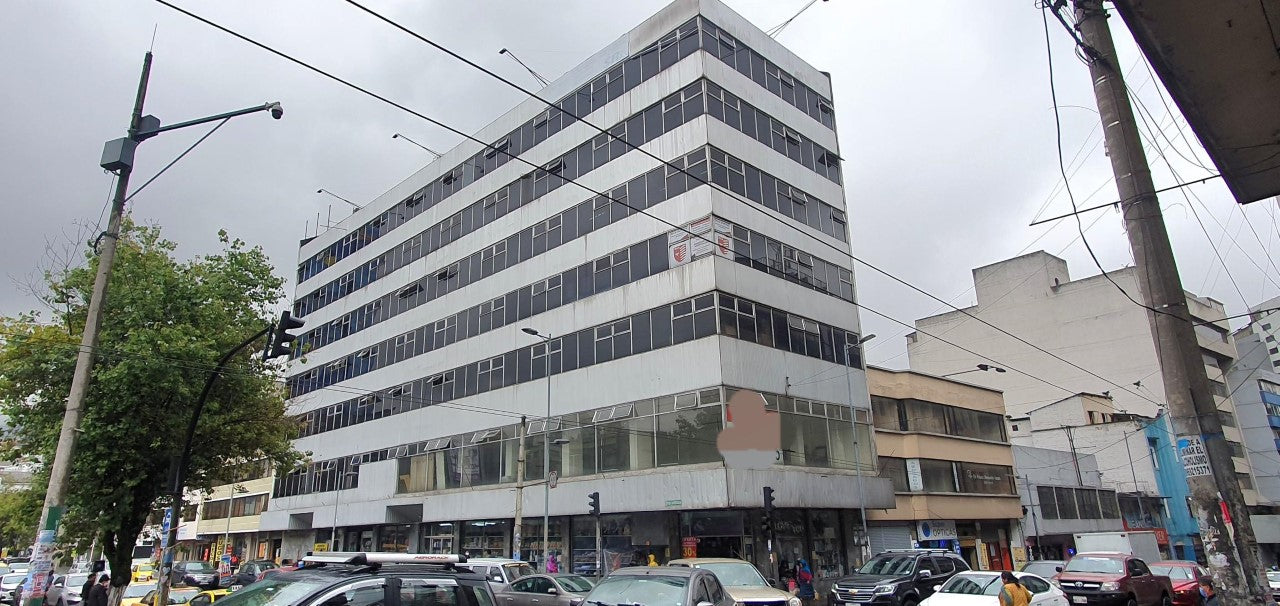 SE VENDE EDIFICIO EN LA AV. 10 DE AGOSTO Y JUAN PABLO ARENAS SECTOR CONSEJO PROVINCIAL