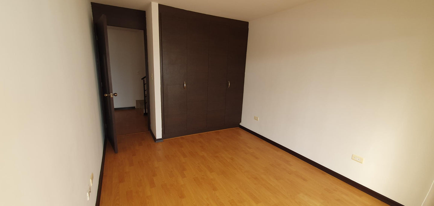 SE VENDE CASA JUNTO A LA UNIVERSIDAD INTERNACIONAL - AV. SIMÓN BOLÍVAR