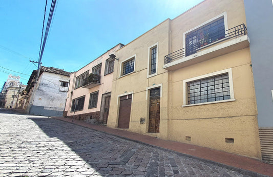 SE VENDE CASA MODERNISTA EN EL CENTRO HISTÓRICO DE QUITO.