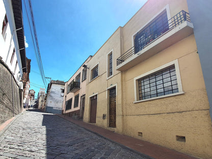 SE VENDE CASA MODERNISTA EN EL CENTRO HISTÓRICO DE QUITO.