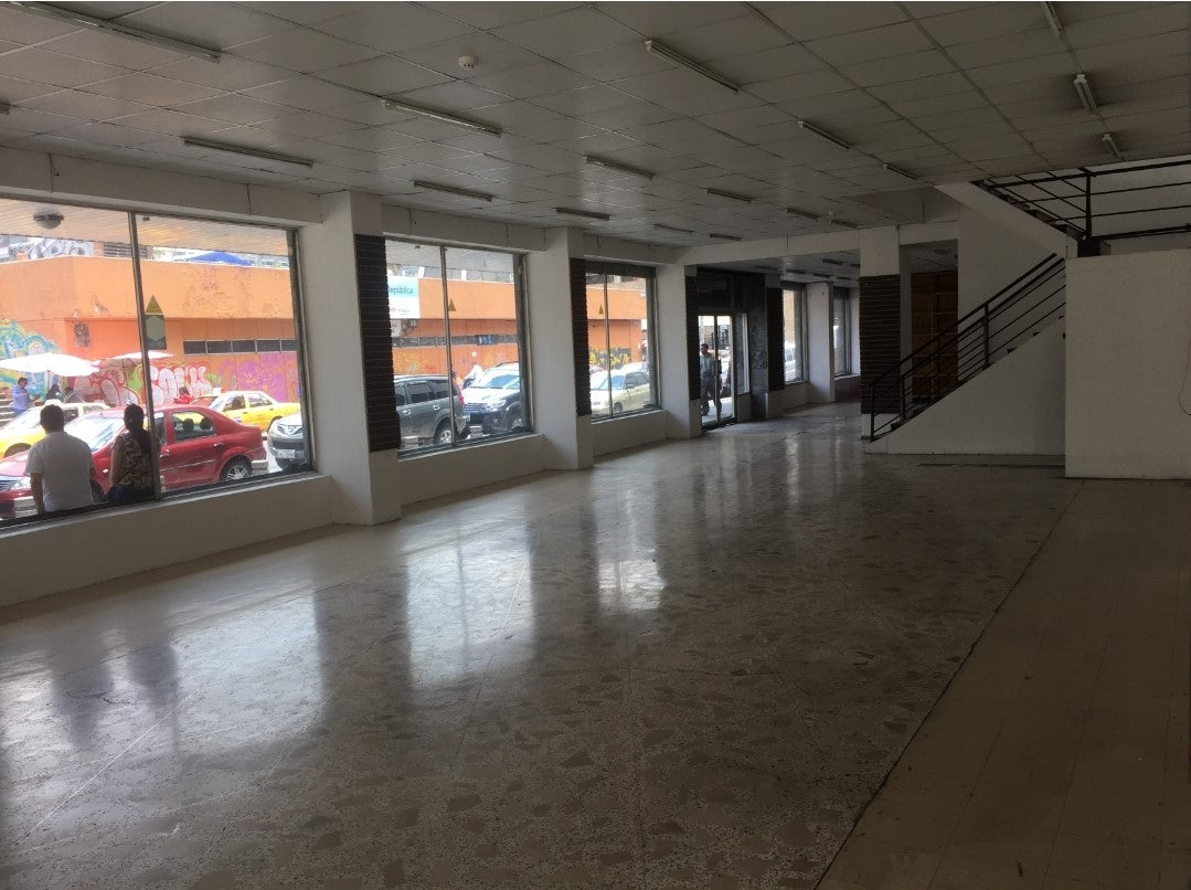 SE VENDE EDIFICIO EN LA AV. 10 DE AGOSTO Y JUAN PABLO ARENAS SECTOR CONSEJO PROVINCIAL