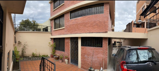 SE VENDE EDIFICIO RENTERO SECTOR LOS ALAMOS ENTRE AV. 6 DE DICIEMBRE Y ELOY ALFARO