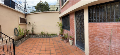 SE VENDE EDIFICIO RENTERO SECTOR LOS ALAMOS ENTRE AV. 6 DE DICIEMBRE Y ELOY ALFARO