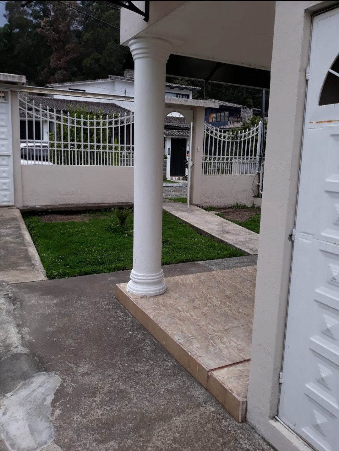 SE VENDE DOS CASAS EN EL MISMO TERRENO SECTOR CLUB LOS CHILLOS.