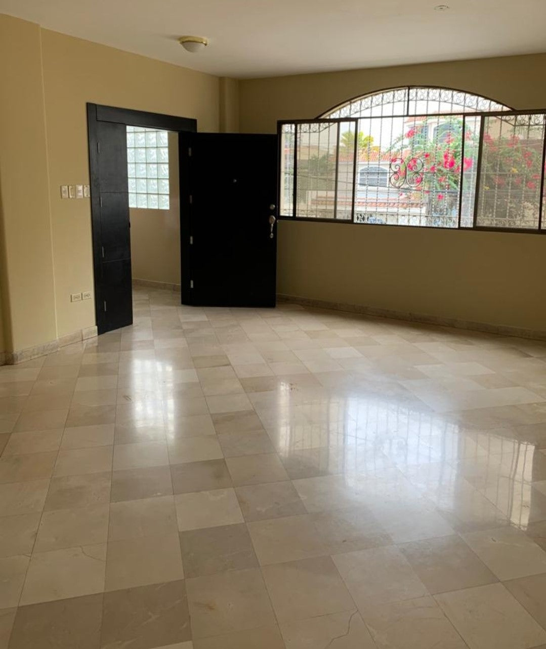 Se Vende Departamento Dentro de La Urbanización La Garzota - Guayaquil