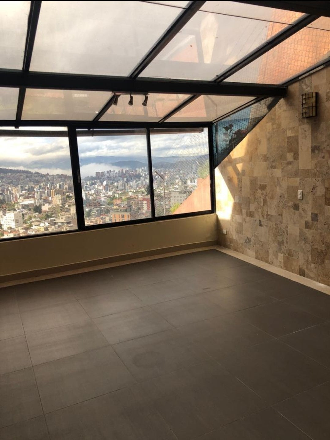 Se Vende Departamento Duplex Sector Colinas del Pichincha